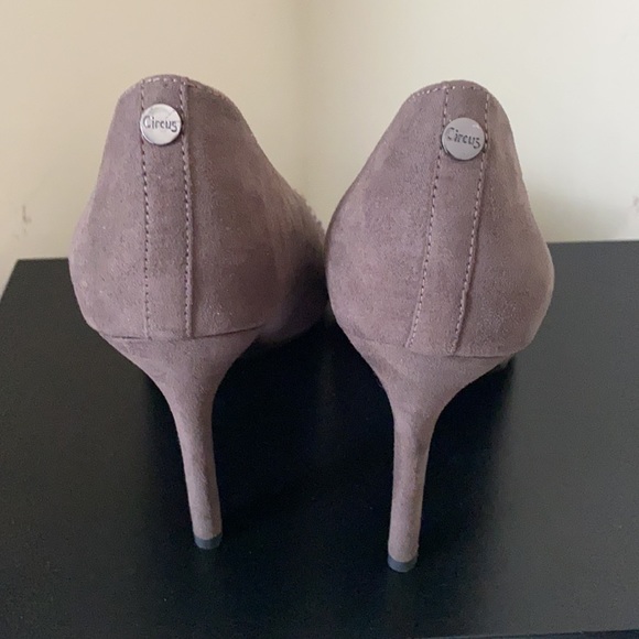 Gray NEVER WORN Heels get u business meeting ready - Picture 2 of 7